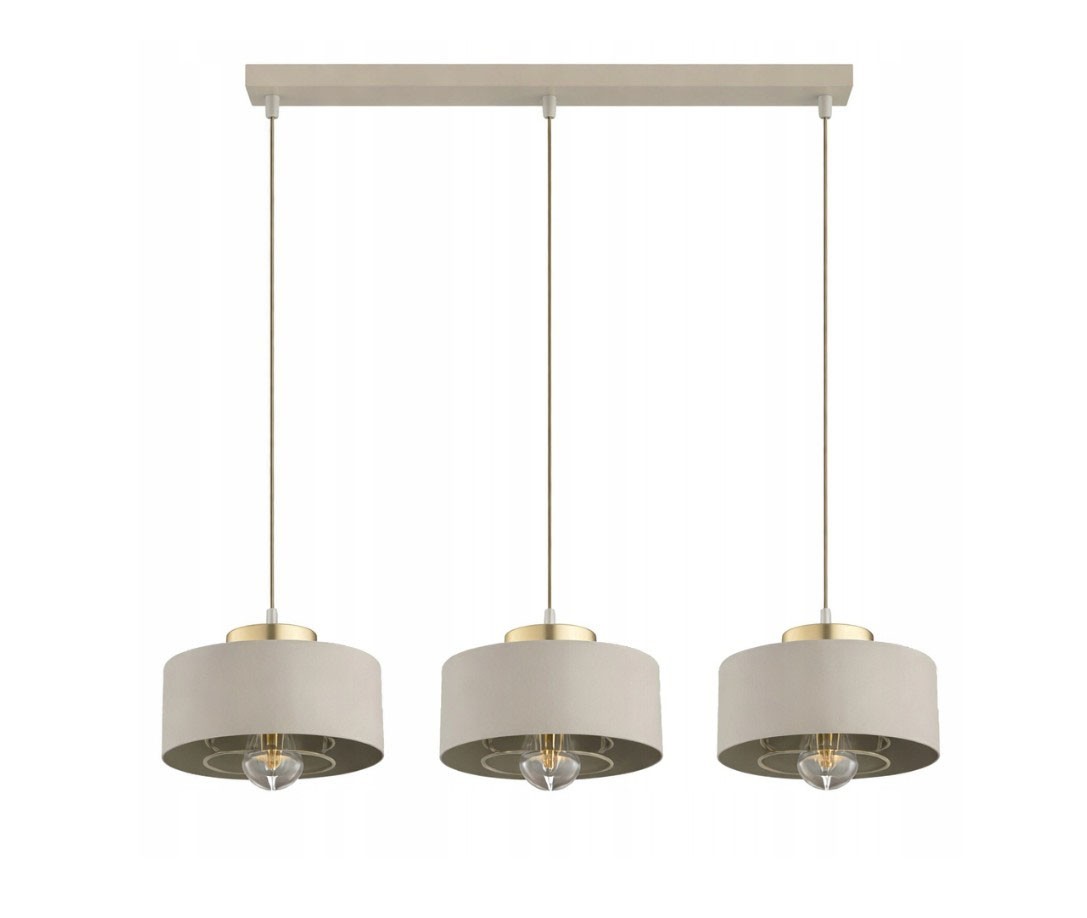 Beżowa lampa wisząca Sisu z trzema kloszami, zamontowana na prostokątnej podsufitce. Klosze mają okrągły kształt z widocznymi żarówkami i złotymi detalami. Długie, cienkie przewody podtrzymują lampę.
