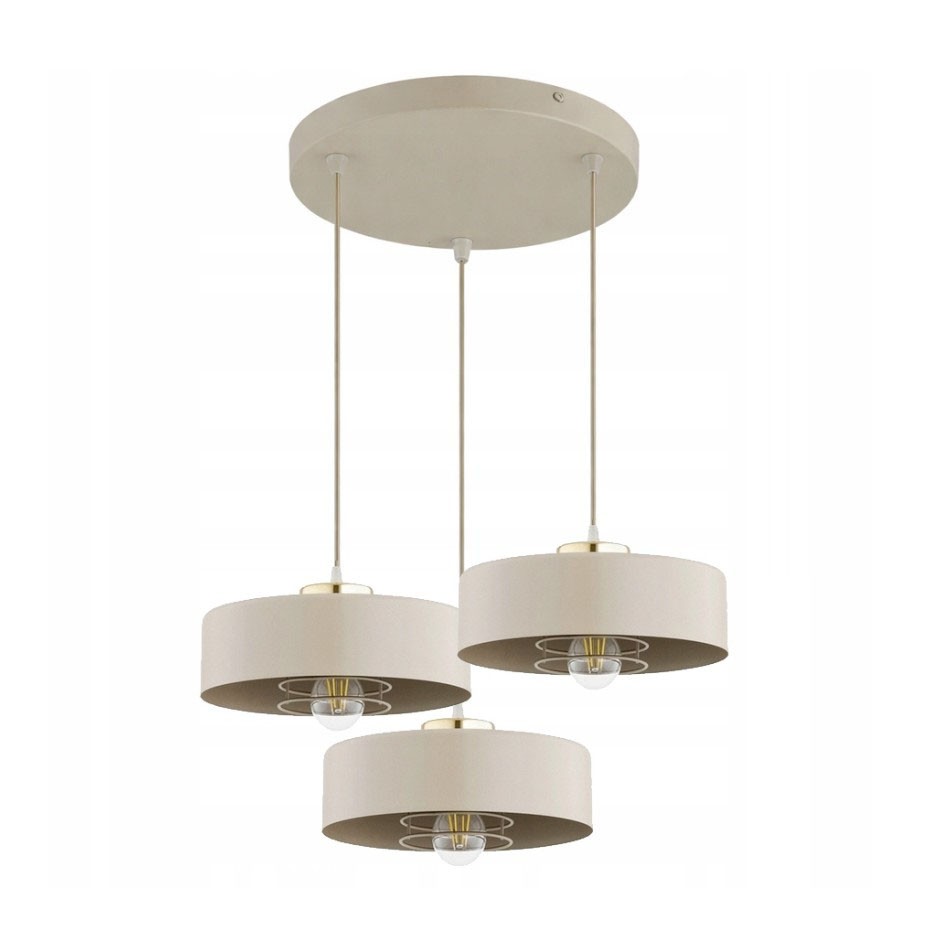Lampa wisząca Sisu Round w kolorze beżowym z trzema okrągłymi kloszami zawieszonymi na cienkich linkach. Klosze zdobione złotymi elementami, z widocznymi żarówkami E27. Ujęcie frontalne, lampa wisząca z okrągłym sufitem.