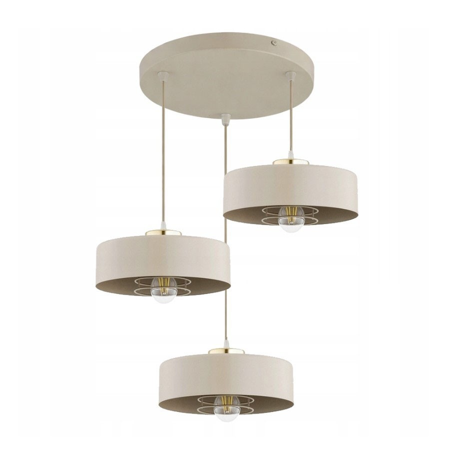 Lampa wisząca Sisu Round w kolorze beżowym z trzema kloszami, zawieszona na cienkich przewodach. Klosze mają okrągły kształt i są ozdobione metalowymi elementami. Całość zamontowana na okrągłej podstawie sufitowej.