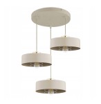 Lampa wisząca Sisu Round w kolorze beżowym z trzema kloszami, zawieszona na cienkich przewodach. Klosze mają okrągły kształt i są ozdobione metalowymi elementami. Całość zamontowana na okrągłej podstawie sufitowej.