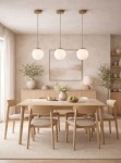 Beżowa lampa wisząca Sphere z jedną oprawą E27, zawieszona na trzech cienkich przewodach, umiejscowiona w jadalni nad drewnianym stołem, otoczona krzesłami i dekoracjami. W tle widać jasną ścianę z roślinami i obrazem.