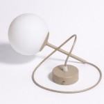 Beżowa lampa wisząca Sphere z kulistym, matowym kloszem na metalowym ramieniu. Ujęcie z boku, ukazujące okrągłą podstawę oraz przewód. Prosta, nowoczesna forma, idealna do aranżacji wnętrz.