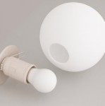 Beżowa lampa wisząca Sphere z jednym źródłem światła E27. Kula o matowej, białej powierzchni i otworem, zawieszona na eleganckim, beżowym uchwycie. Widok z boku, zbliżenie na detal lampy.