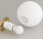 Lampa wisząca Sphere 1xE27 w kolorze złotym z białym kloszem w kształcie kuli. Widoczny element montażowy z metalicznym wykończeniem oraz żarówka o zaokrąglonym kształcie. Produkt umieszczony na jasnym tle.