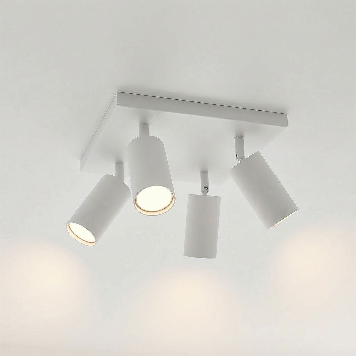 Lampa sufitowa Spoti SQ z czterema reflektorami GU10 w białym kolorze. Ułożona na prostokątnej podstawie, z dwoma reflektorami skierowanymi w dół, a dwa w poziomie. Nowoczesny design, idealna do oświetlenia wnętrz.