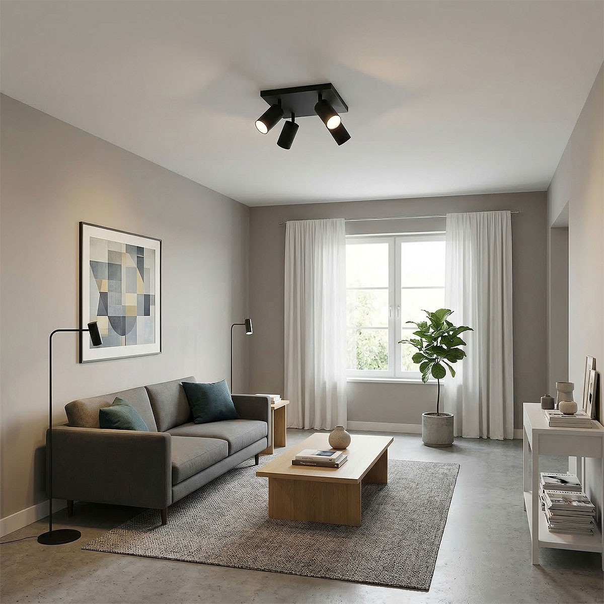 Lampa sufitowa Spoti SQ z czarnym wykończeniem, wyposażona w cztery ruchome reflektory GU10. Zawieszona na suficie w przestronnej, nowoczesnej aranżacji salonu z szarym kanapą, drewnianym stolikiem i rośliną w doniczce.