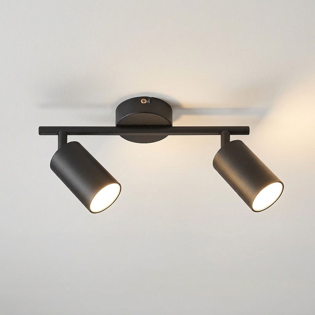 Stico lampa sufitowa spot w kolorze czarnym z dwoma oprawami na żarówki GU10. Umożliwia skierowanie światła w różnych kierunkach, montowana do sufitu. Prosty, nowoczesny design pasujący do różnych aranżacji wnętrz.