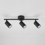 Czarna lampa sufitowa Stico z trzema reflektorami GU10, zamontowana na prostokątnej podstawie. Reflektory mają cylindryczny kształt i są skierowane w dół, co umożliwia regulację kierunku światła. Tło jasne, proste.