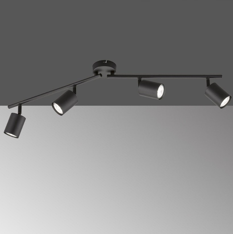 Czarna lampa sufitowa Stico z czterema reflektorami GU10, zamontowana na prostym stelażu. Reflektory są cylindryczne, skierowane w różnych kierunkach, co umożliwia regulację oświetlenia. Tło w szaro-białym odcieniu podkreśla minimalistyczny design.