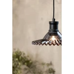 Lampa wisząca Novia E27 w kolorze czarnym z dymionym kloszem. Klosz o falistym kształcie, wykonany ze szkła, zawieszony na czarnym kablu. Widoczna żarówka wewnątrz, tło w neutralnym odcieniu.