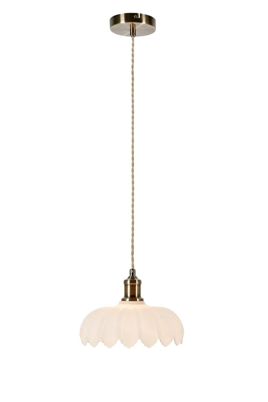Lampa wisząca Kurage E27 w kolorze antycznego mosiądzu z białym kloszem w kształcie delikatnych płatków. Zawieszona na plecionym przewodzie, z okrągłą podstawą, idealna do wnętrz w stylu vintage.