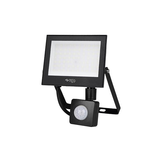 Naświetlacz LED halogen 50W z czujnikiem ruchu, o mocy 4000 lm, w obudowie czarnej. Posiada prostokątną głowicę z białą diodą LED oraz regulowany uchwyt montażowy. Wodoodporny, klasa szczelności IP65, przeznaczony do użytku zewnętrznego.