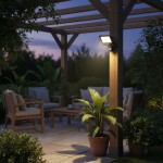 Naświetlacz LED halogen 50W z czujnikiem ruchu, kolor biały neutralny, zamontowany na drewnianym słupie pergoli. Oświetla przestrzeń tarasu z fotelami i stolikiem, w otoczeniu roślinności, w wieczornym świetle.