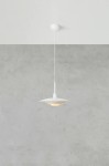 Lampa wisząca E27 w kolorze białym, z okrągłym, wielowarstwowym kloszem. Zawieszona na cienkim przewodzie, umieszczona na tle szarej, betonowej ściany. Klosz ma lekko zaokrąglony kształt, co podkreśla nowoczesny design.