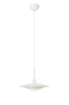 Lampa wisząca E27 w kolorze białym z okrągłym kloszem i cienkim, białym przewodem. Klosz ma płaską, lekko zwężającą się formę, zawieszony na długim uchwycie, idealna do nowoczesnych wnętrz. Tło proste, białe.