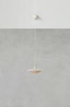 Beżowa lampa wisząca E27 z okrągłym kloszem, zawieszona na cienkim przewodzie. Klosz składa się z trzech warstw, a wewnętrzna część ma ciepły, pomarańczowy odcień, co tworzy przytulny efekt świetlny. Lampa montowana do sufitu na prostym mocowaniu.