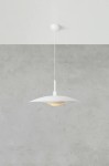 Lampa wisząca E27 w kolorze białym, z okrągłym kloszem o warstwowej konstrukcji. Zawieszona na cienkim przewodzie, umieszczona pod sufitem w jasnym otoczeniu betonu, z delikatnym podświetleniem wewnętrznym.