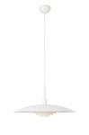 Lampa wisząca E27 w kolorze białym, z szerokim, płaskim kloszem i podwieszeniem. Ujęcie frontalne, ukazuje całość konstrukcji oraz okrągły sufitowy uchwyt. Prosty, minimalistyczny design, idealna do nowoczesnych wnętrz.