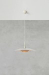 Lampa wisząca E27 w kolorze beżowym, z metalowym kloszem o okrągłym kształcie, zawieszona na cienkim przewodzie. Widoczna wnętrze klosza w odcieniu złotym, montowana do sufitu. Tło w odcieniach szarości.
