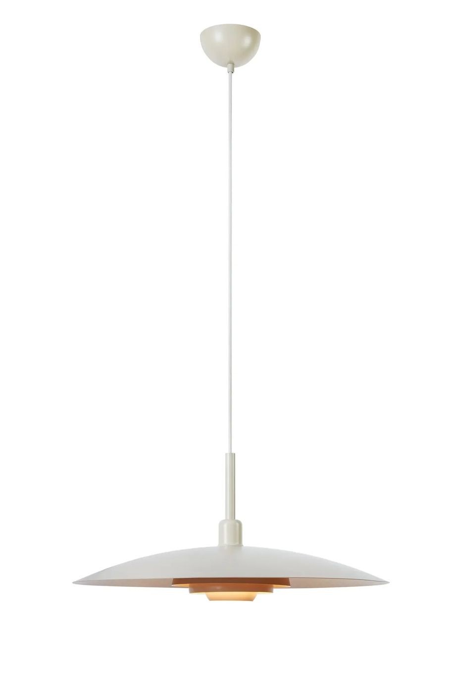 Beżowa lampa wisząca E27, o szerokim, płaskim kloszu z matowym wykończeniem i metalowym elementem na spodzie. Zawieszona na długim białym przewodzie, z okrągłym mocowaniem sufitowym. Lampa prezentuje minimalistyczny design, idealna do nowoczesnych wnętrz.