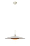 Beżowa lampa wisząca E27, o szerokim, płaskim kloszu z matowym wykończeniem i metalowym elementem na spodzie. Zawieszona na długim białym przewodzie, z okrągłym mocowaniem sufitowym. Lampa prezentuje minimalistyczny design, idealna do nowoczesnych wnętrz.