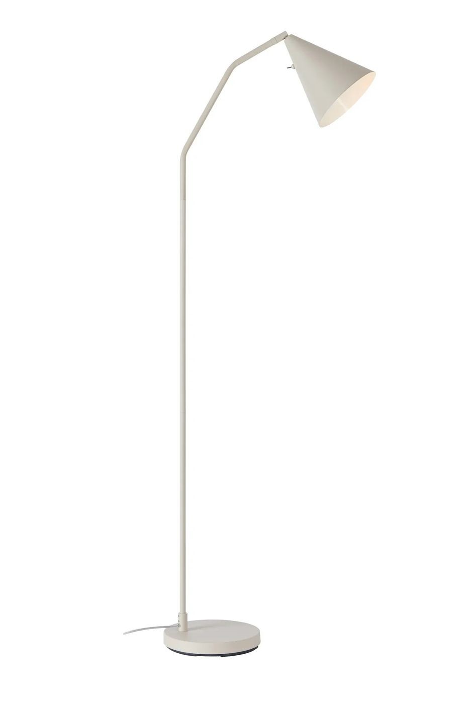 Beżowa lampa podłogowa LED Funil 4,9W o minimalistycznym designie. Posiada metalowy, stożkowy klosz oraz prostą, smukłą nogę z okrągłą podstawą. Ujęcie frontalne, lampa stojąca, idealna do użytku w salonie lub biurze.