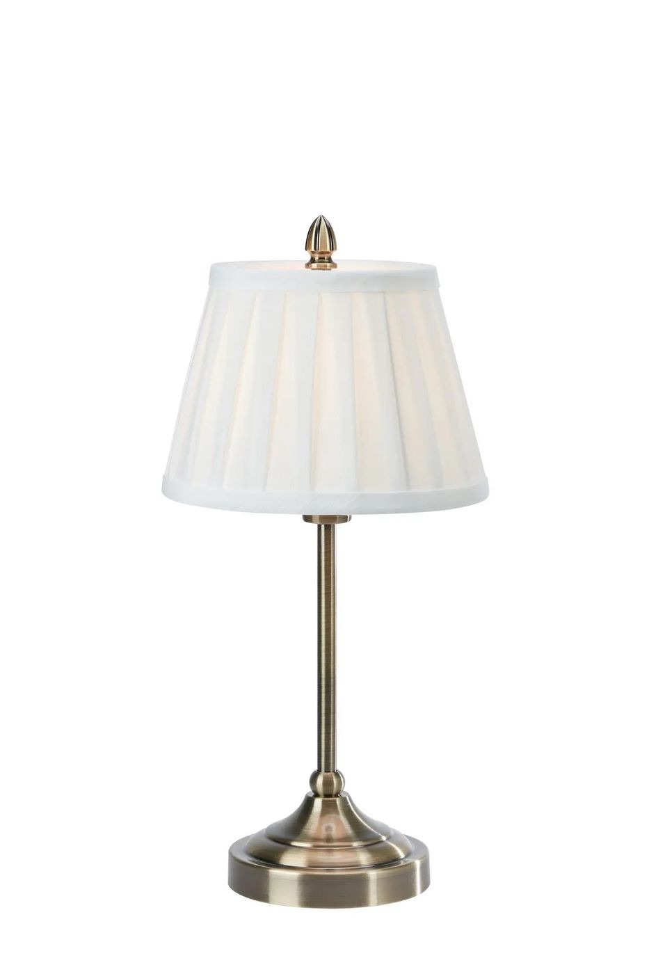 Lampa stołowa E14 w antycznym mosiądzu, z białym kloszem w fałdy. Stojąca konstrukcja z okrągłą podstawą, ozdobna głowica na szczycie. Idealna do wnętrz w stylu klasycznym lub eleganckim.