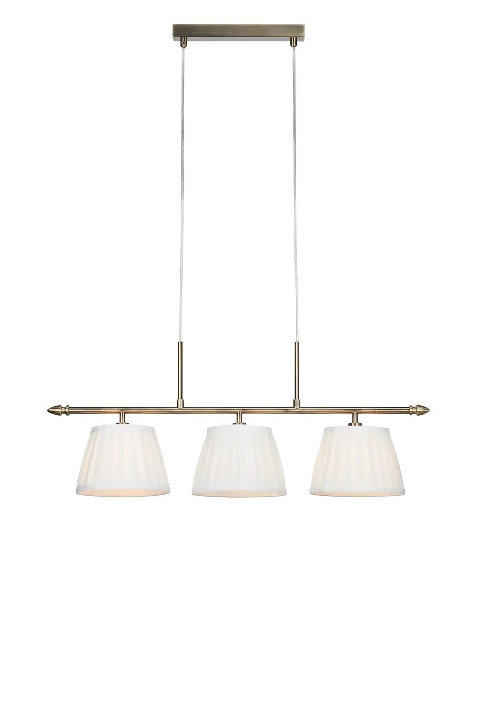 Lampa wisząca Oxford w antycznym mosiądzu z trzema uchwytami na żarówki E14. Ma białe, plisowane klosze i jest zawieszona na cienkich linkach. Produkt jest zamontowany poziomo, idealny do jadalni lub kuchni. Tło białe.