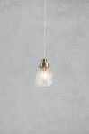 Lampa wisząca Bellis E14 w antycznym mosiądzu, z szklanym kloszem w pionowe żłobienia. Zawieszona na cienkim przewodzie, emitująca ciepłe światło. Klosz o zaokrąglonym kształcie, z widocznym źródłem światła wewnątrz. Tło jasnoszare.