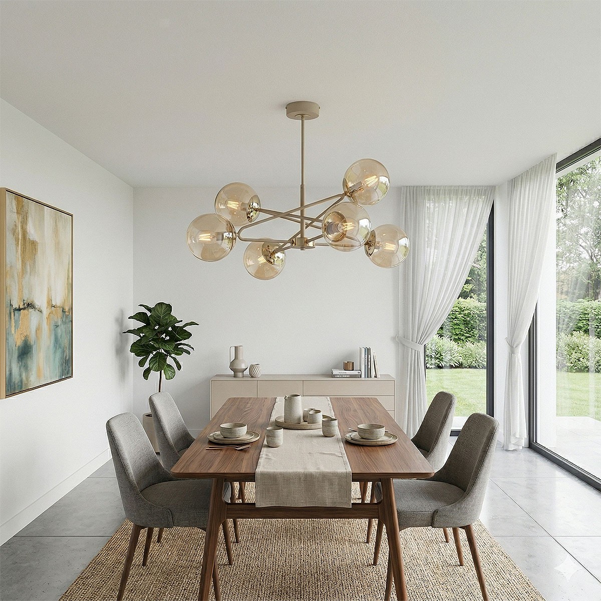 Lampa wisząca Sagito 6xE14 w kolorze beżowym z złotymi akcentami, zawieszona na cienkim stelażu. Szklane klosze w kształcie kul, w aranżacji jadalni z drewnianym stołem i krzesłami na tle dużych okien.