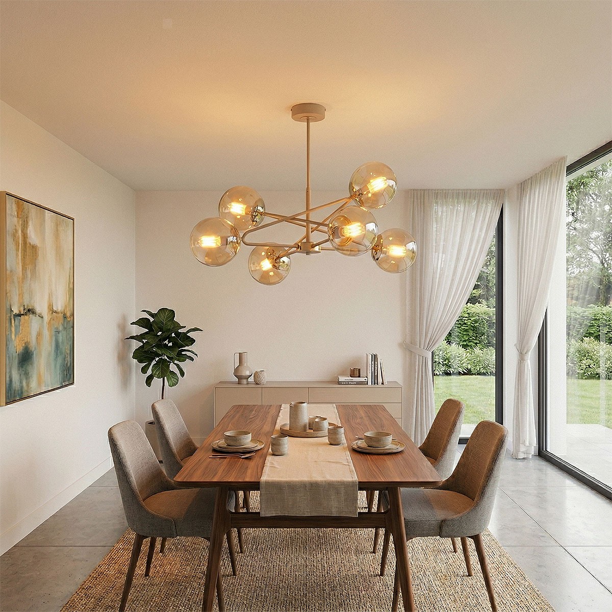 Lampa wisząca Sagito w kolorze beżowym z elementami złotymi, złożona z sześciu kulistych kloszy, zawieszona na minimalistycznej konstrukcji. Ujęcie frontalne w nowoczesnej jadalni z drewnianym stołem i stylowymi krzesłami.