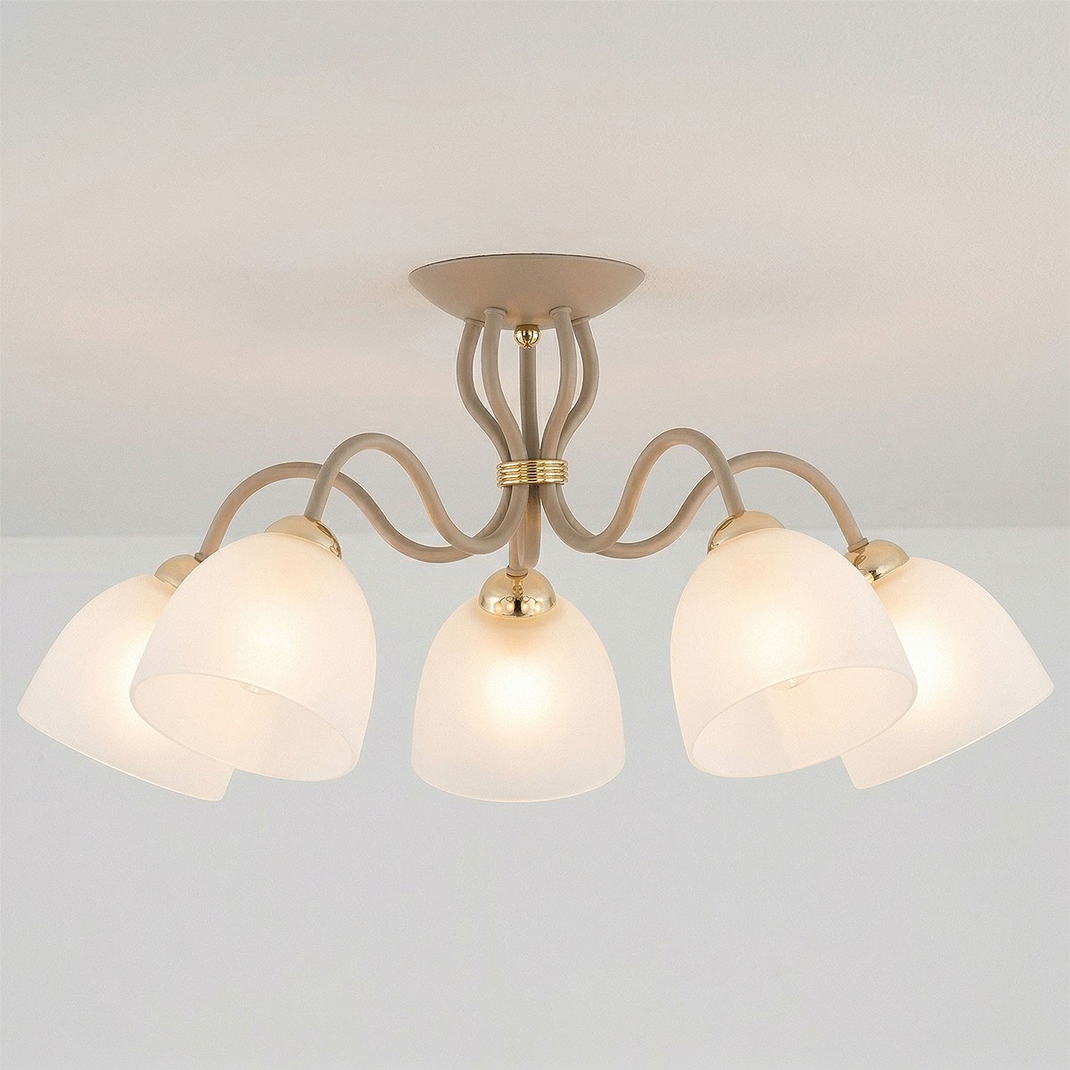 Lampa sufitowa Ariel z pięcioma kloszami E27 w kolorze taupe z elementami złotymi. Klosze mają półprzezroczystą fakturę, a całość utrzymana jest w eleganckim stylu, montowana na suficie.