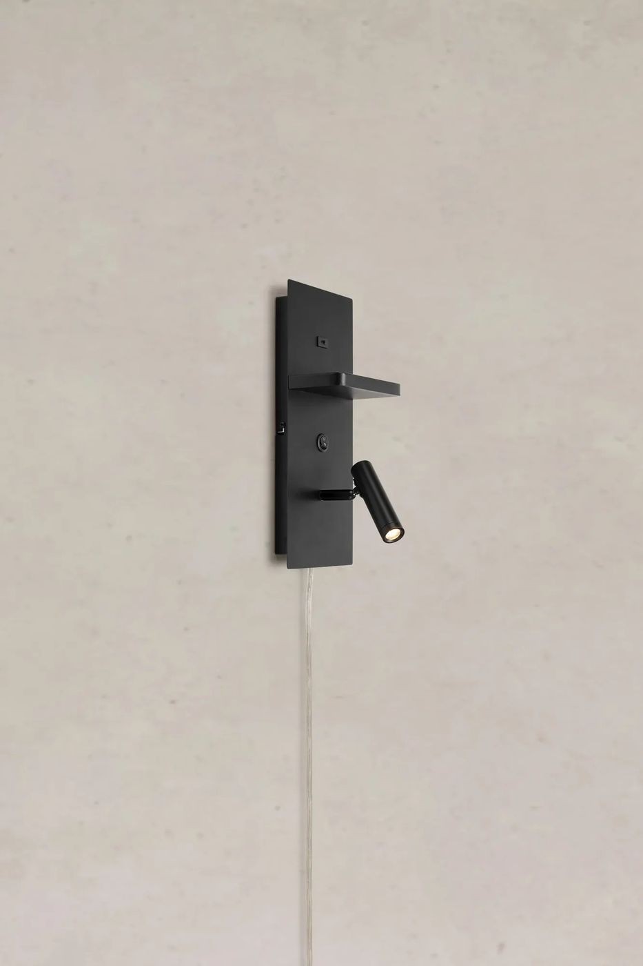 Kinkiet Carica w kolorze czarnym z portem USB-C, LED 4W. Posiada prostokątną, płaską podstawę oraz ruchomy klosz w formie tuby. Zawiera przycisk włączania i przezroczysty kabel. Montowany na ścianie, idealny do nowoczesnych wnętrz.