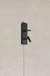 Kinkiet Carica w kolorze czarnym z portem USB-C, LED 4W. Posiada prostokątną, płaską podstawę oraz ruchomy klosz w formie tuby. Zawiera przycisk włączania i przezroczysty kabel. Montowany na ścianie, idealny do nowoczesnych wnętrz.