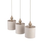 Lampa wisząca Amura 3xE27 w kolorze beżowym, z trzema okrągłymi kloszami z lnu, zawieszona na długich przewodach. Klosze mają gładką fakturę, a u góry znajdują się dekoracyjne elementy w kształcie stożków.