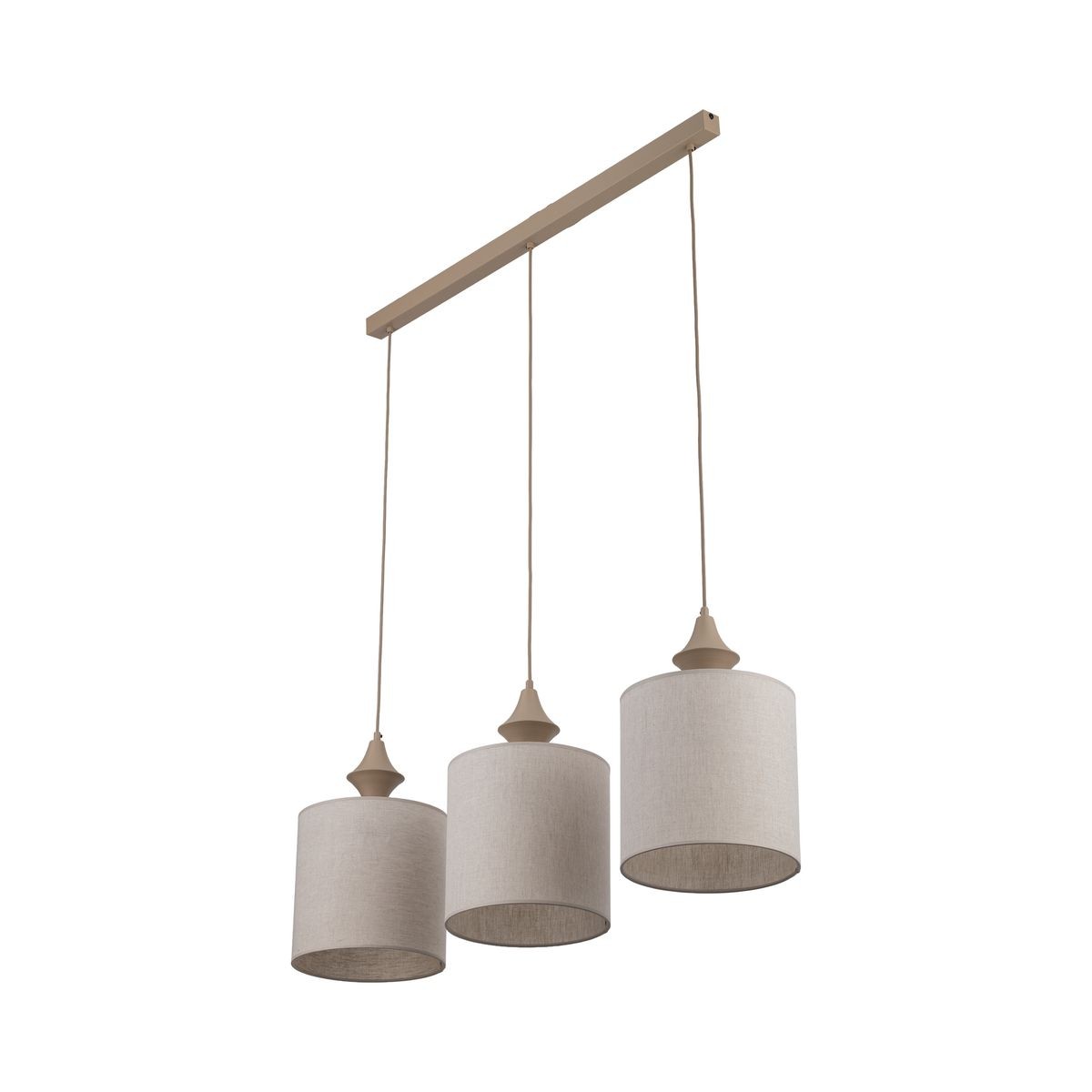 Lampa wisząca Amura z trzema kloszami w odcieniu beżowym, wykonana z lnu. Klosze mają cylindryczny kształt, zawieszone na cienkich przewodach, z metalowymi mocowaniami w kolorze beżowym. Ułożona w poziomie, na białym tle.