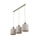 Lampa wisząca Amura z trzema kloszami w odcieniu beżowym, wykonana z lnu. Klosze mają cylindryczny kształt, zawieszone na cienkich przewodach, z metalowymi mocowaniami w kolorze beżowym. Ułożona w poziomie, na białym tle.