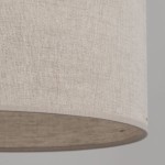 Beżowa lampa wisząca Amura z materiału lnianego, z okrągłym abażurem. Widoczna tekstura tkaniny, delikatne wykończenie krawędzi. Lampa przeznaczona na żarówkę E27, w ujęciu zbliżeniowym na detal abażura.