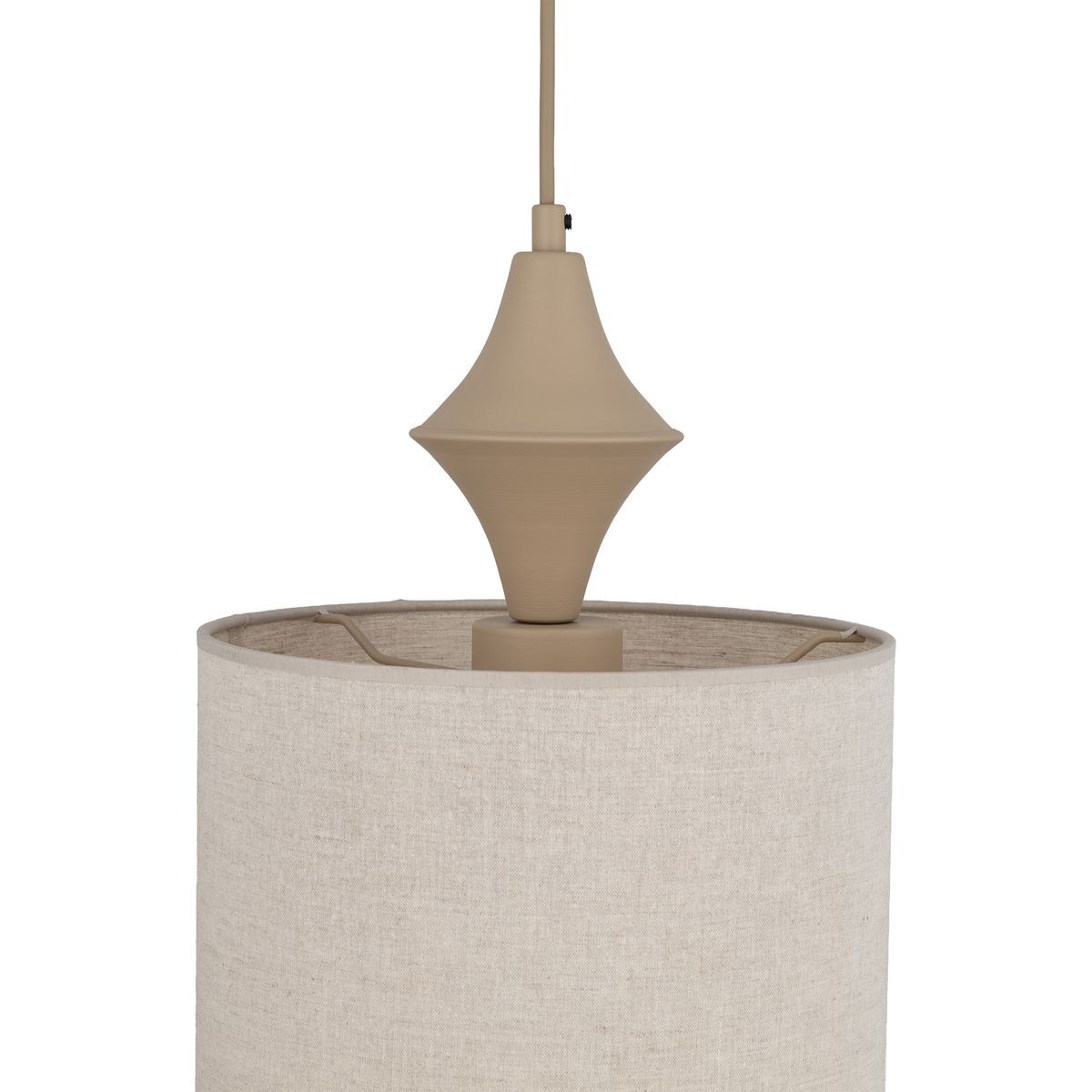 Lampa wisząca Amura 1xE27 w kolorze beżowym, z tekstylnym kloszem w kształcie walca i ceramicznym, stożkowatym elementem u góry. Zawieszona na cienkim kablu, w prostym, minimalistycznym stylu.