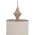 Lampa wisząca Amura 1xE27 w kolorze beżowym, z tekstylnym kloszem w kształcie walca i ceramicznym, stożkowatym elementem u góry. Zawieszona na cienkim kablu, w prostym, minimalistycznym stylu.