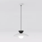 Lampa wisząca Mulan z jedną oprawą G9 w kolorze szarym i czarnym. Okrągła, matowa czasza z białym wykończeniem, zawieszona na cienkim, czarnym przewodzie, montowana do sufitu. Prosty, nowoczesny design na jasnym tle.