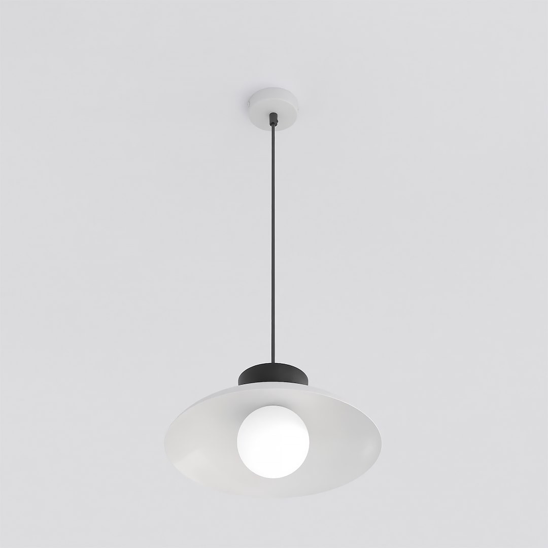 Lampa wisząca Mulan w kolorze szarym i czarnym, z pojedynczym źródłem światła G9. Okrągła, matowa klosz z przezroczystym, kulistym żarówką, zawieszona na cienkim, czarnym przewodzie. Prosta forma, idealna do nowoczesnych wnętrz.