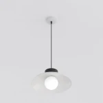 Lampa wisząca Mulan w kolorze szarym i czarnym, z pojedynczym źródłem światła G9. Okrągła, matowa klosz z przezroczystym, kulistym żarówką, zawieszona na cienkim, czarnym przewodzie. Prosta forma, idealna do nowoczesnych wnętrz.