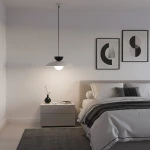 Lampa wisząca Mulan w kolorze szarym i czarnym, z jednym źródłem światła G9. Zawieszona na cienkim kabelku, z okrągłą, białą osłoną nad żarówką i czarnym kloszem. Widoczna w nowoczesnej sypialni, w pobliżu łóżka i stolika nocnego.