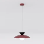 Lampa wisząca Mulan w kolorze burgundowym z czarnym elementem, z jedną oprawą na żarówkę G9. Zawieszona na cienkim, czarnym przewodzie, z kulistym szklanym kloszem, umieszczona pod półkolistym metalowym daszkiem. Prosta forma na jasnym tle.