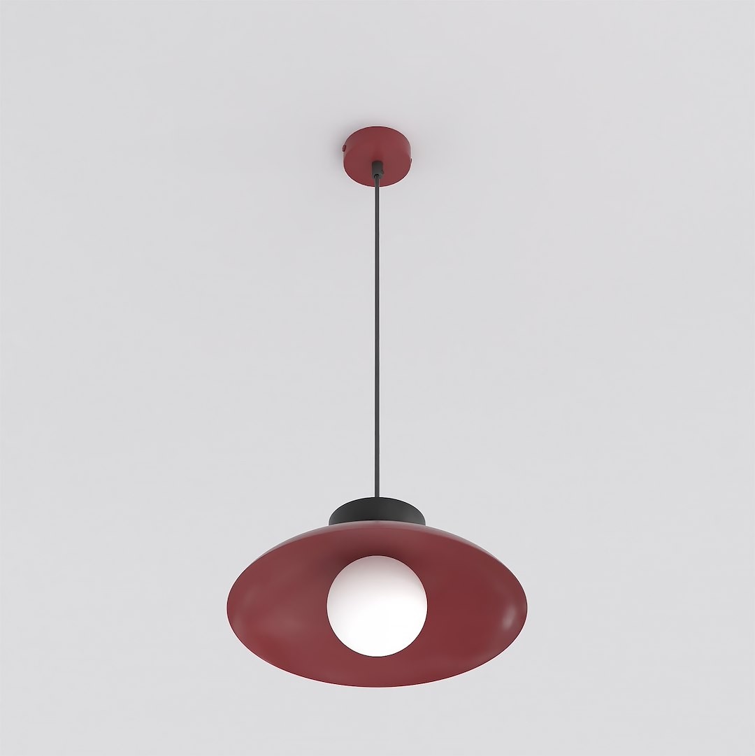Lampa wisząca Mulan w kolorze burgundowym z czarnym detalem, z okrągłym, białym kloszem. Ujęcie frontalne, zawieszona na cienkim przewodzie z sufitu. Elegancki design, idealna do nowoczesnych wnętrz.