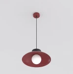Lampa wisząca Mulan w kolorze burgundowym z czarnym detalem, z okrągłym, białym kloszem. Ujęcie frontalne, zawieszona na cienkim przewodzie z sufitu. Elegancki design, idealna do nowoczesnych wnętrz.