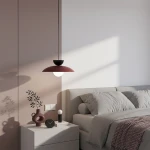 Lampa wisząca Mulan w kolorze burgundowym i czarnym z białą kulą, zawieszona nad białą szafką nocną w sypialni. Obok znajdują się dekoracyjne akcesoria: wazon, zegar oraz lampka, a na ścianie widoczny jest delikatny cień.