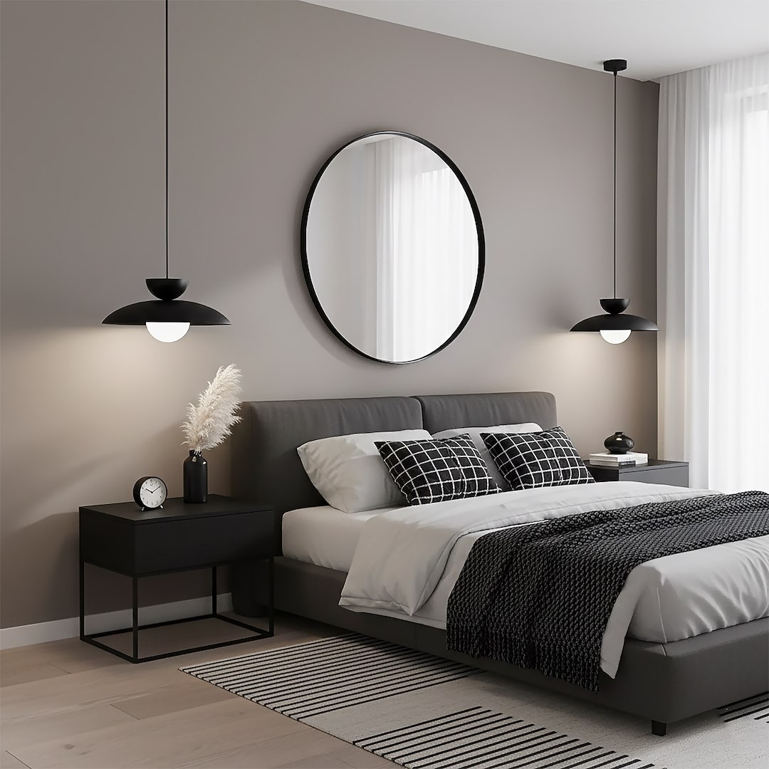 Lampa wisząca Mulan 1xG9 w kolorze czarnym, zawieszona nad łóżkiem w nowoczesnej sypialni. Okrągłe, białe szkło pod lampą, minimalistyczny design. W tle lustrzane odbicie i dekoracje w neutralnych barwach.