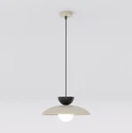Lampa wisząca Mulan w kolorze mokka i czarnym, z okrągłym kloszem i białą kulistą żarówką, zawieszona na długim czarnym przewodzie. Ujęcie frontalne, na jednolitym tle. Idealna do nowoczesnych wnętrz.